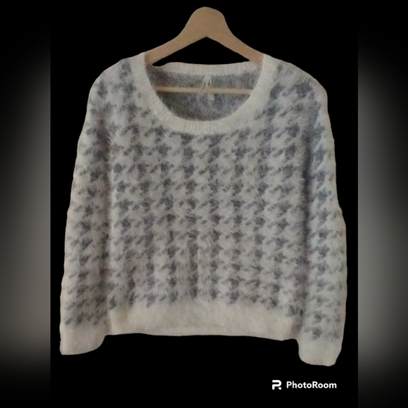 Mudd Fuzzy Women Eyelash Sweater Gray&White Houndstooth Check Crew Neck Size M - Picture 1 of 9